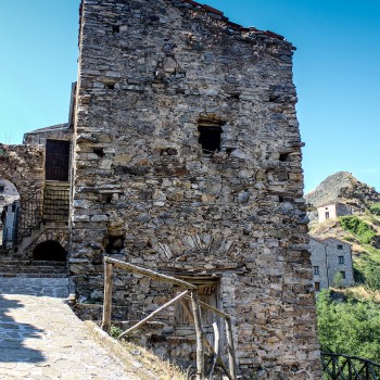 Il ponte tibetano di Sasso di Castalda e la valle dipinta Il ponte tibetano di Sasso di Castalda e la valle dipinta