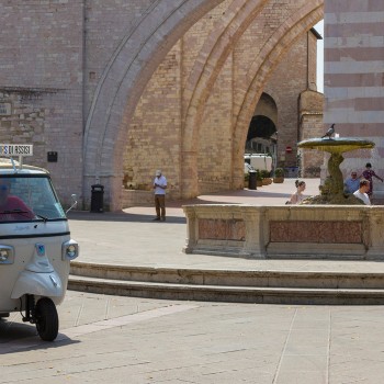 Ape tour e aperitivo con vista ad Assisi Ape tour e aperitivo con vista ad Assisi