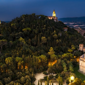 Urban trekking al tramonto per le vie di Todi con aperitivo Urban trekking al tramonto per le vie di Todi con aperitivo