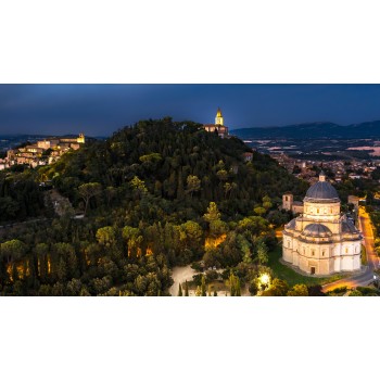 Urban trekking al tramonto per le vie di Todi con aperitivo