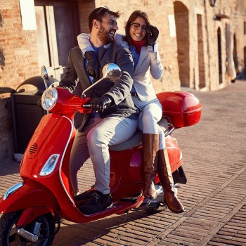 Tra città e colli bolognesi in vespa con pausa caffè Tra città e colli bolognesi in vespa con pausa caffè