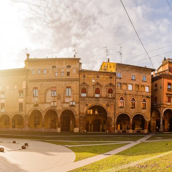 Giro in Vespa alla scoperta di Bologna e dei colli bolognesi (1pax) Giro in Vespa alla scoperta di Bologna e dei colli bolognesi (1pax)