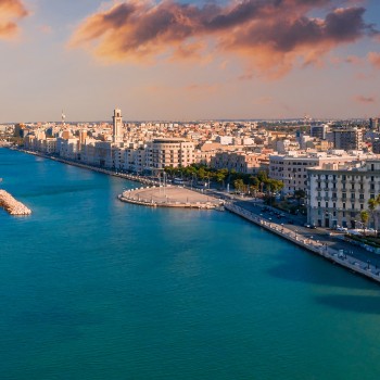 Tour di Bari a piedi tra arte, sapori e vie dello shopping. Tour di Bari a piedi tra arte, sapori e vie dello shopping.