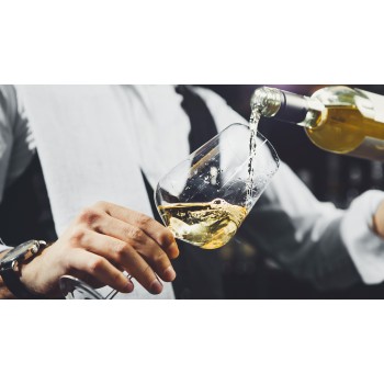 Soave, come il paesaggio che lo circonda e il vino prodotto