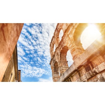 Wine and food tour walking through the streets of Verona