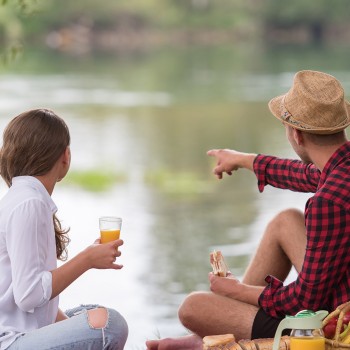 Picnic lulled by the crystalline sound of the stream Picnic lulled by the crystalline sound of the stream