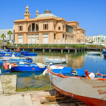 Bari, tour a piedi e preparazione delle orecchiette. Bari, tour a piedi e preparazione delle orecchiette.