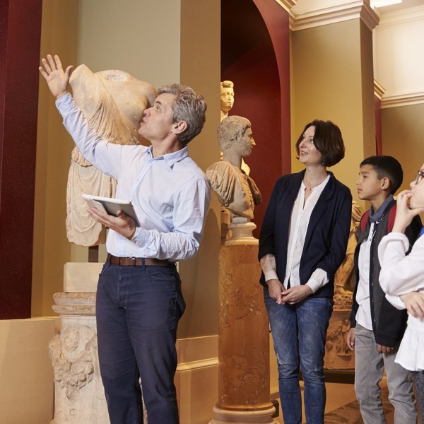 Охранник в музее. Экскурсия с гидом. Дети на экскурсии в музее. Профессия экскурсовод. Экскурсовод провел экскурсию.